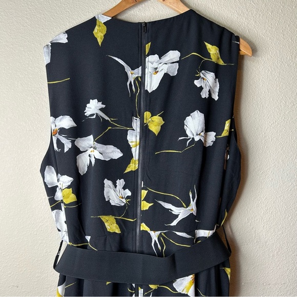 CITY CHIC NWT Jumpsuit Crepe Floral Capri Length Sleeveless Split Neck Sz XXL/24 - Picture 8 of 9